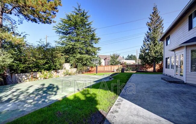 Building Photo - 10260 NE 30th Pl