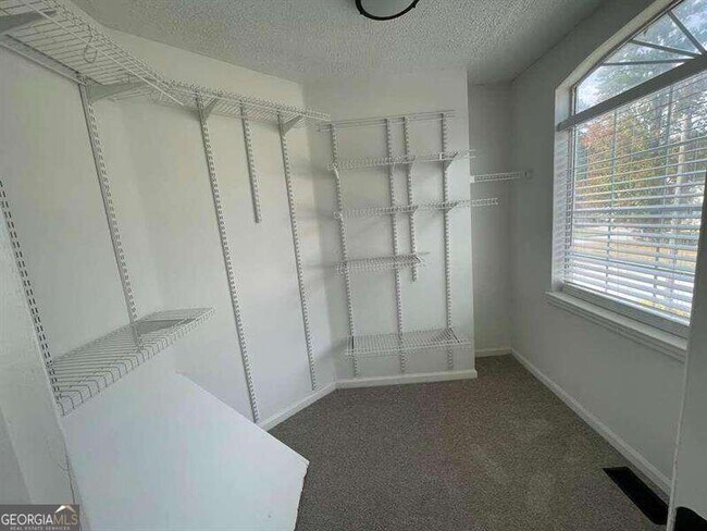 Building Photo - 2200 Burdett Ridge Dr