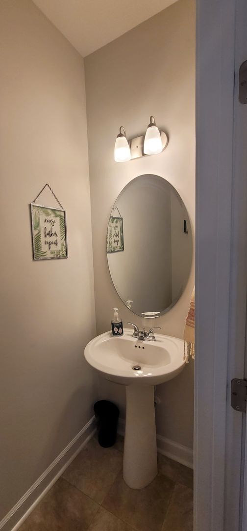 Building Photo - Like New- Immaculate 2-Story Home w/ 4 Bedroom 2.5 Bath! Large Lot- Fully Fenced Backyard.