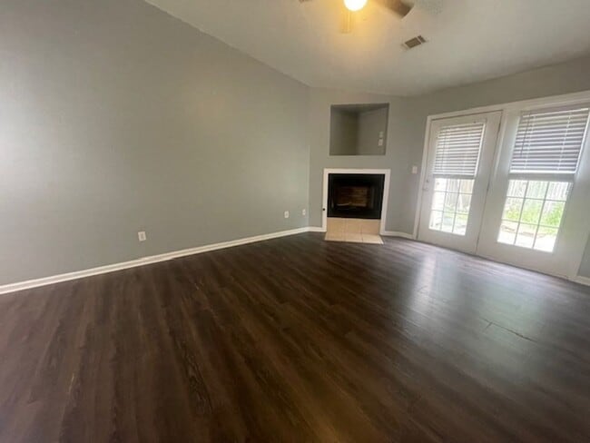 Building Photo - 111 Mel Ville