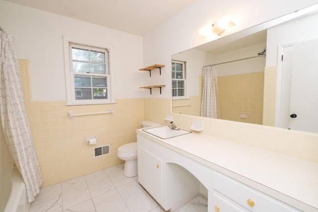 Building Photo - 1329 White House Blvd