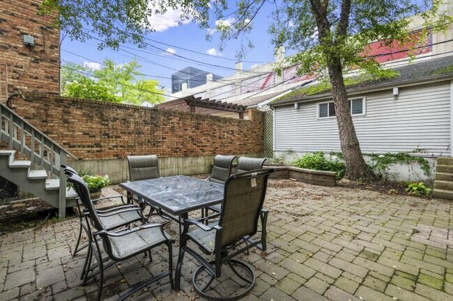 Building Photo - 5 bedroom in Chicago IL 60614