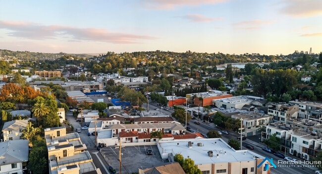 Building Photo - 2821-2822 Avenel St
