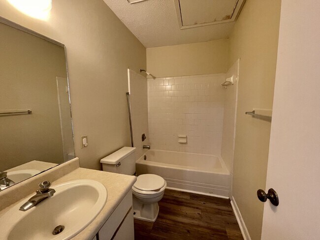 Building Photo - Townhouse for Rent