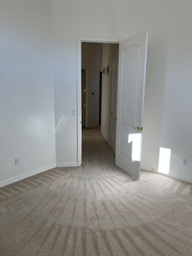 Building Photo - Elegant, spacious 3/2.5 home in gated LaPrivada