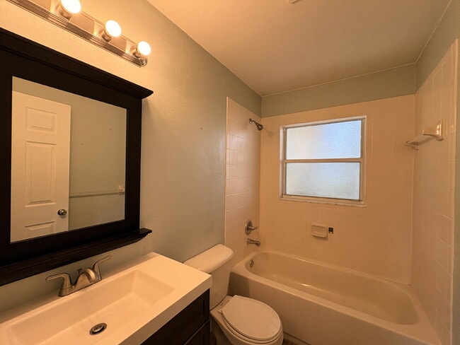 Building Photo - Charming Rental Home in Northwest Ocala – Comfort, Convenience & Value!