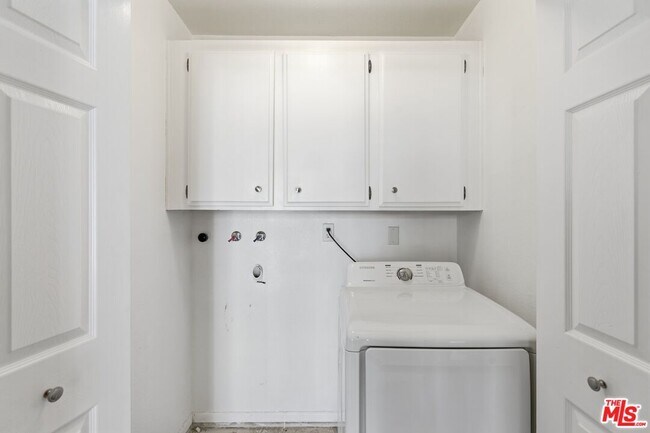 Building Photo - 13025 Moorpark St