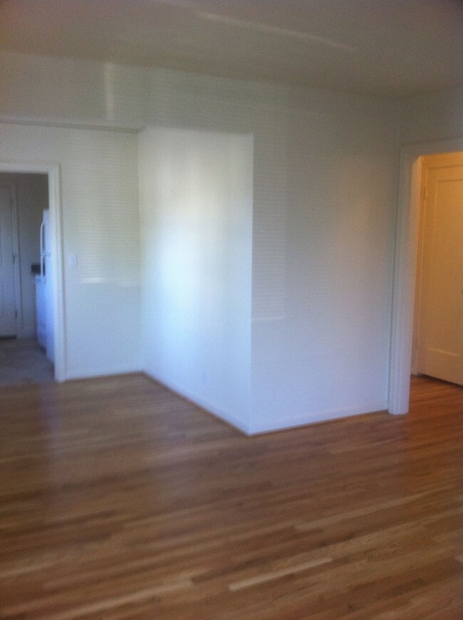 Building Photo - Vintage Cottage Style 4-plex Remodel Hardw...