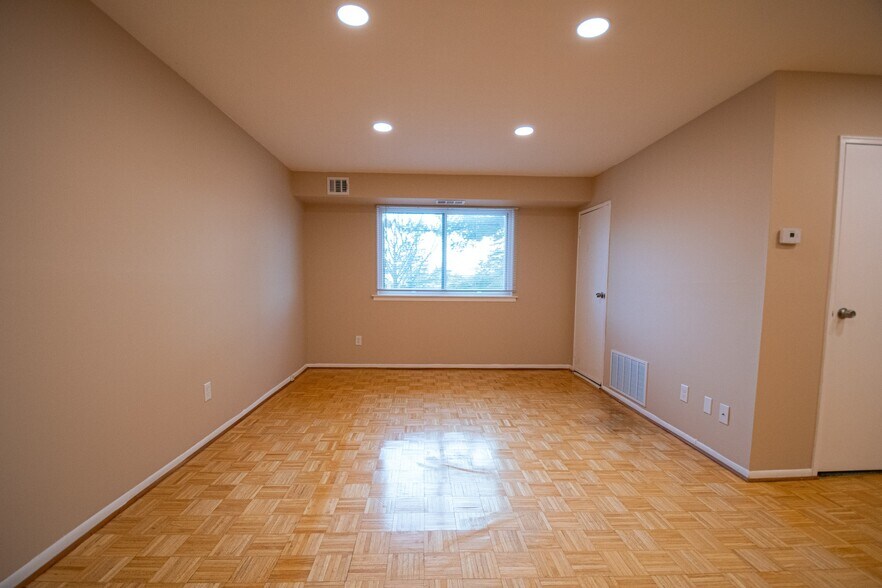 Building Photo - 9921 Bustleton Ave