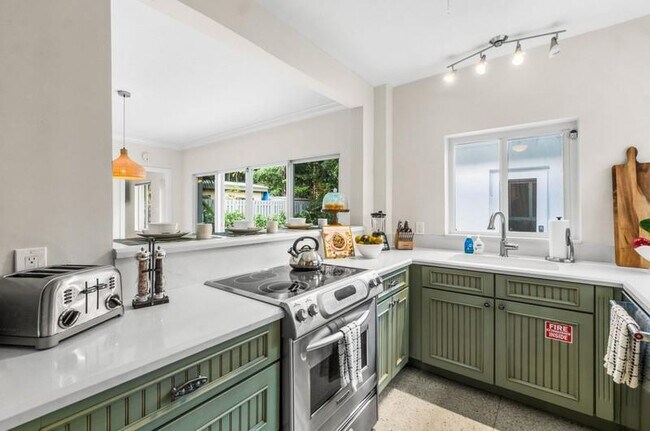 Building Photo - 3310 NE 18th St