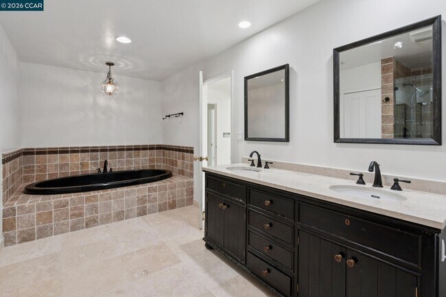 Building Photo - 660 La Casa Via