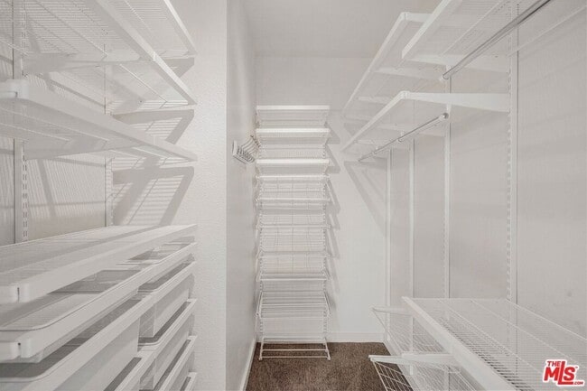 Building Photo - 585 N Rossmore Ave