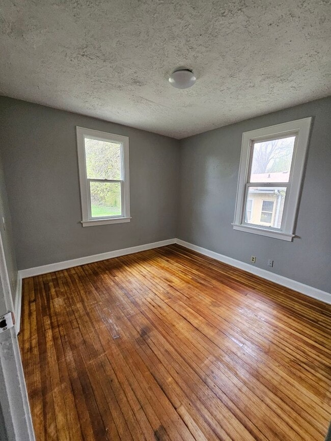 Building Photo - Large 3 bed house with basement