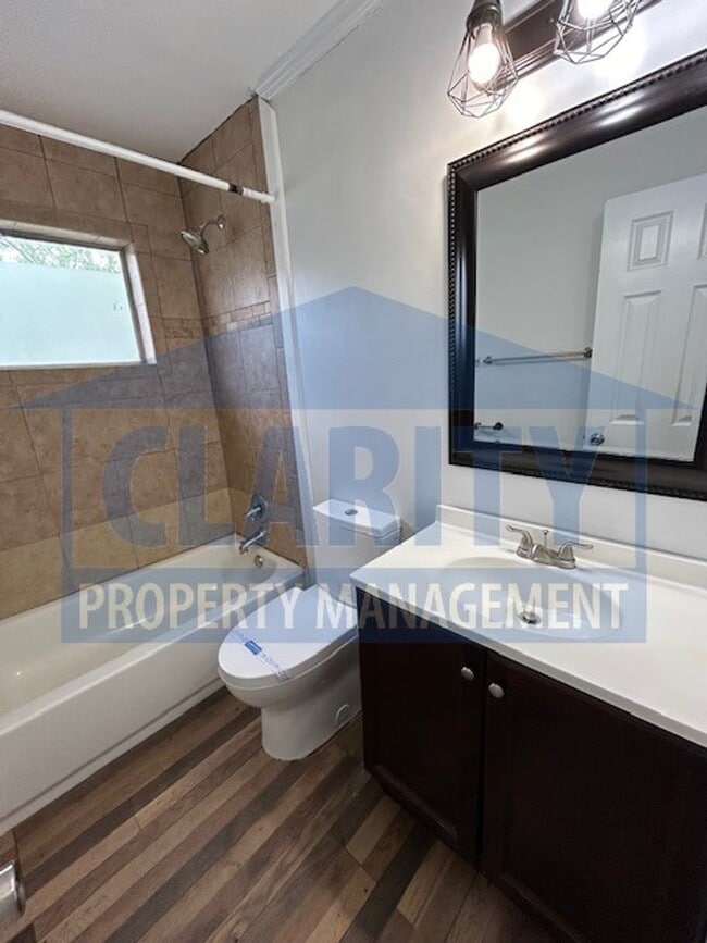 Building Photo - Centrally located 2 bed, two bathroom home!