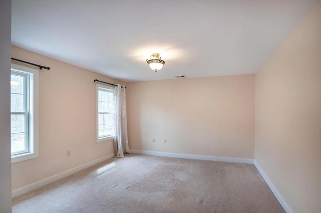 Building Photo - 4 Bedroom House For Rent