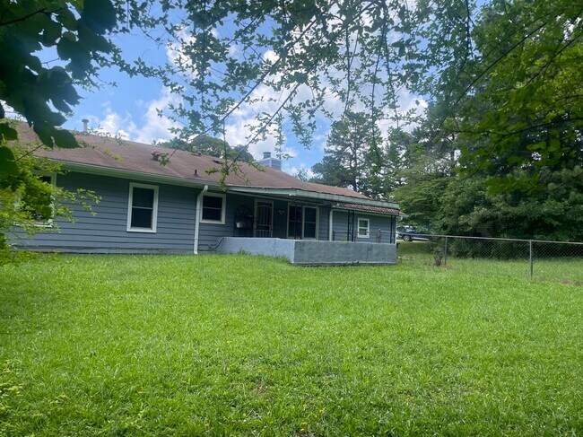 Building Photo - 512 Greenview Ave SE