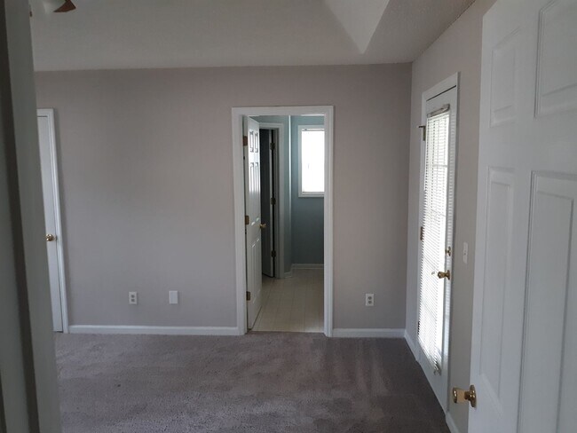 Building Photo - Charming Home in Northeast Columbia - Less...