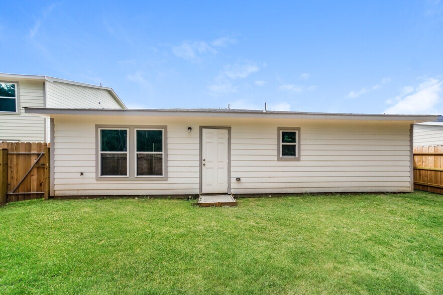 Building Photo - 15815 Del Norte Dr