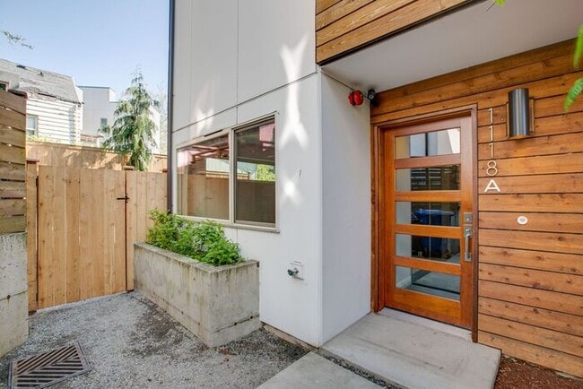 Building Photo - Air Conditioned Judkins Parkside Townhome ...