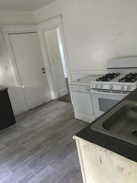 Kitchen - 320 Rowland St