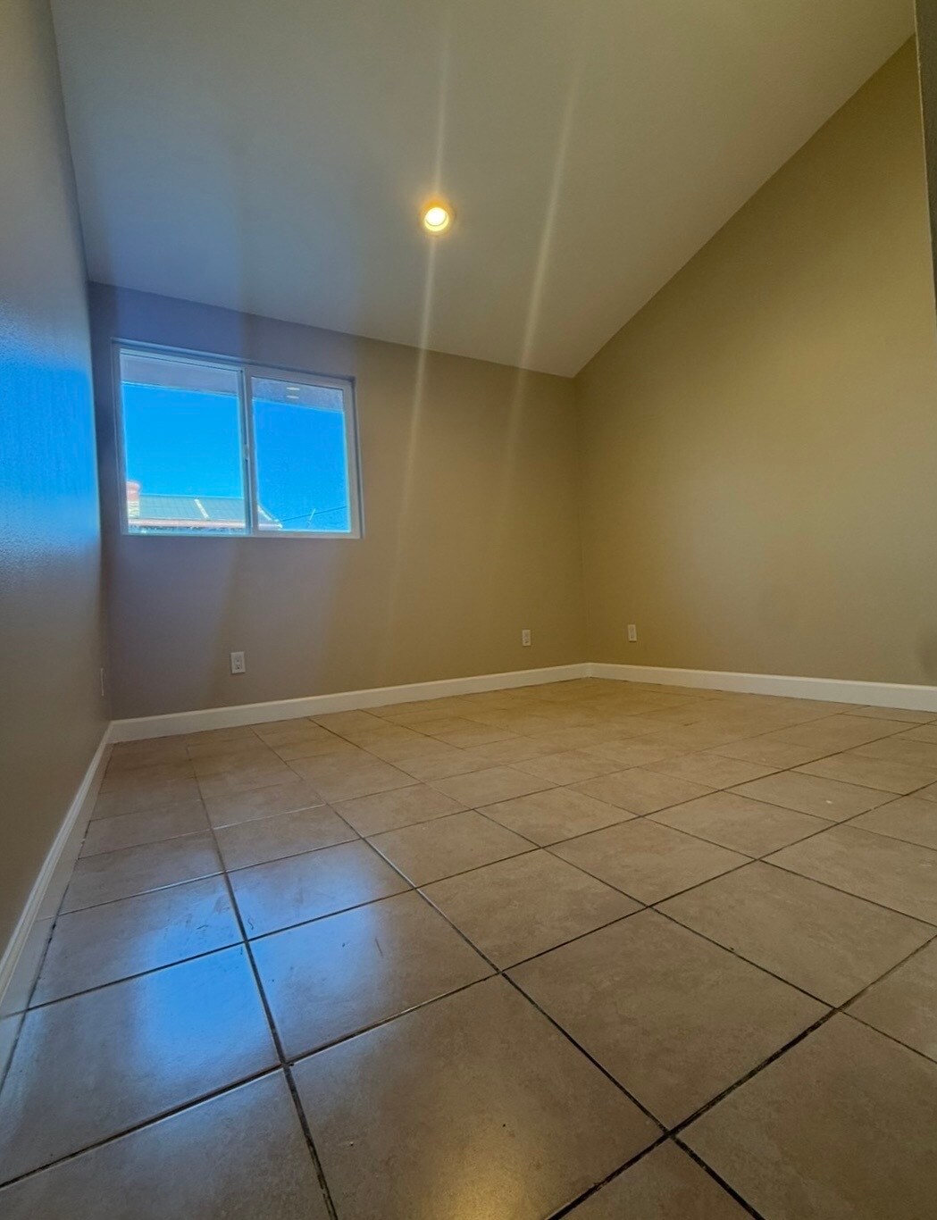 Building Photo - 830 N Modena St