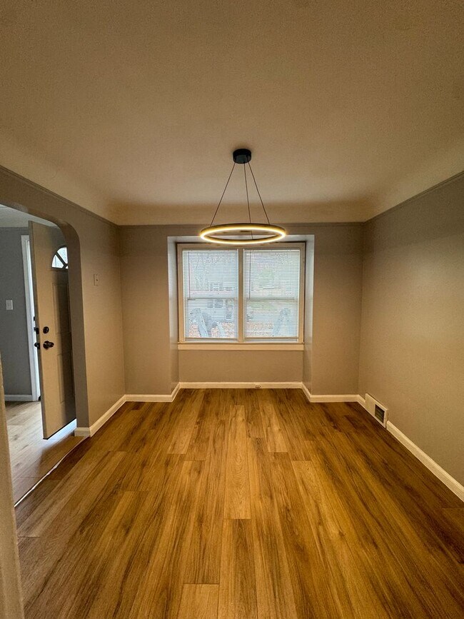 Building Photo - 3 Bedroom Bungalow