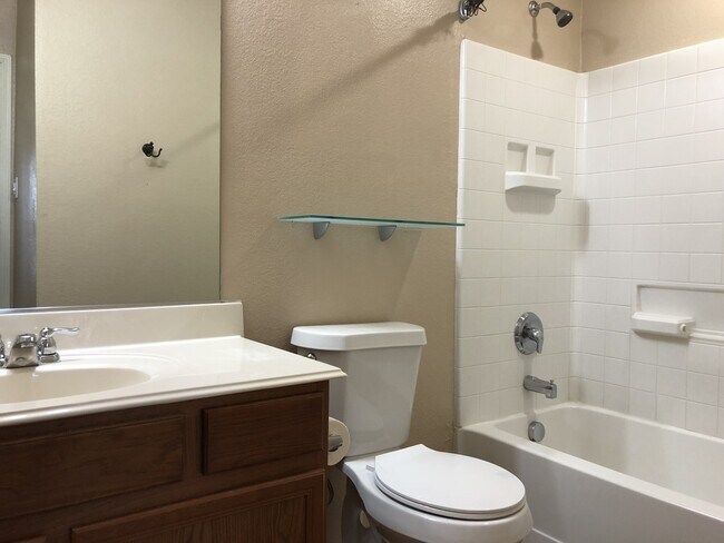 Building Photo - 2 bedroom 2 Bath Duplex in Crowley