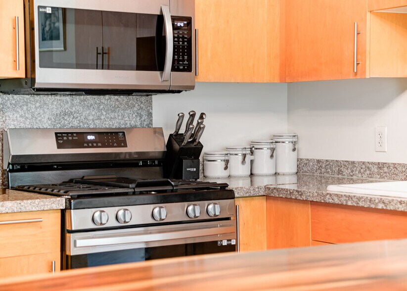 Building Photo - 1025 Island
