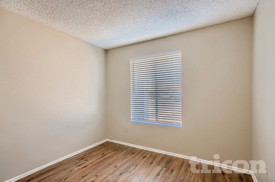 Building Photo - 4201 W Sunnyside Ave