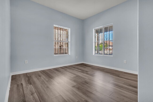 Building Photo - 640 E 54th St