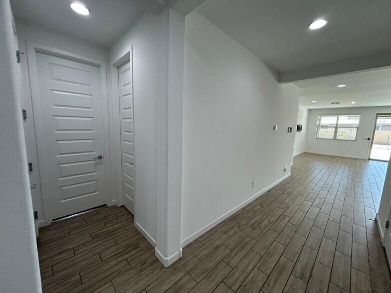 Building Photo - 2241 E Meadowview Ct