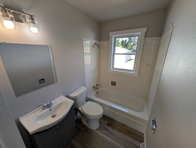 Building Photo - 2 Bedroom, 1 Bathroom house with garage an...