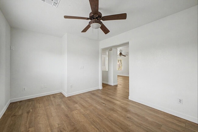 Building Photo - 1112 S Bogle Ct