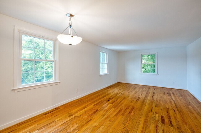 Building Photo - Charming 1BR/1BA in Silver Spring – $500 Move-In Credit (Look & Lease by March 1!)