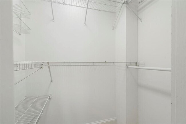 Building Photo - 2512 Brookwood Dr NE