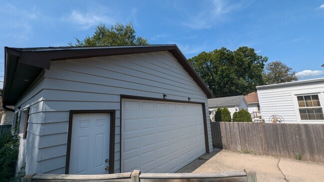 Building Photo - ?? Spacious 3BR Ranch | District 57 & Pros...