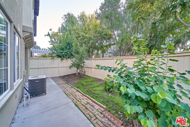 Building Photo - 915 Somerville