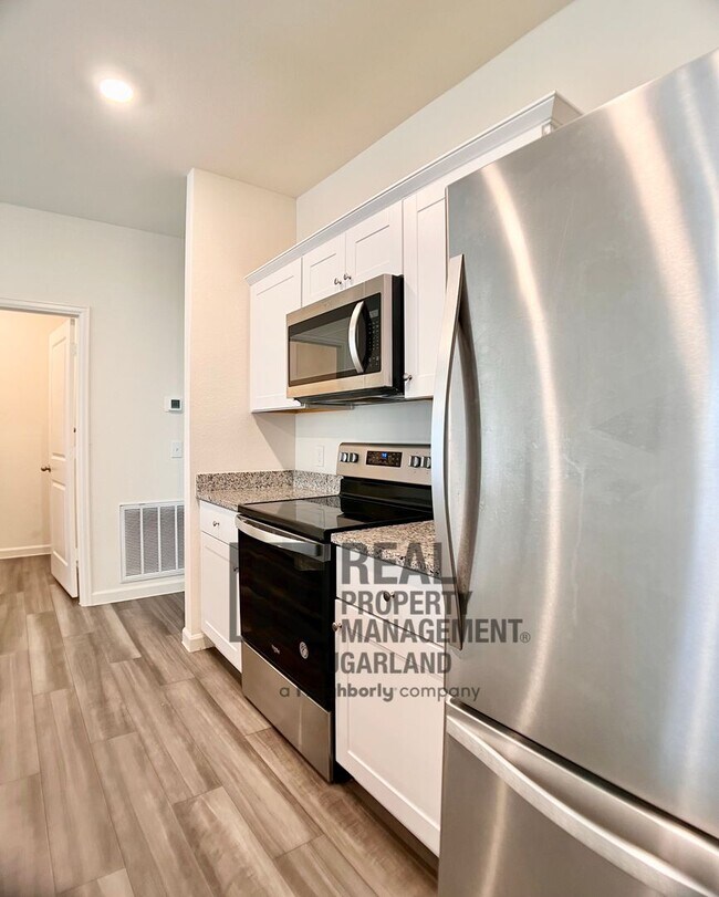 Building Photo - Water Views & Modern Style in Richmond