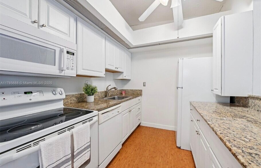 Kitchen - 15492 Lakes of Delray Blvd