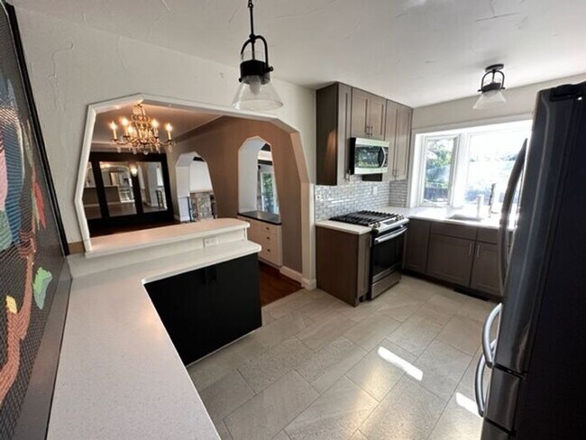 Building Photo - 4BR SFR w/Garage, Updated Kitchen - Deck & Yard in Englewood