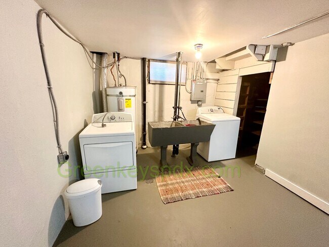 Building Photo - Huge 4 Bedroom 2 Bath House across from Rose City Golf Course