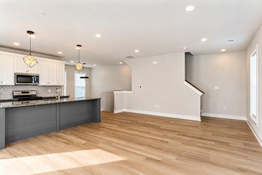 Building Photo - 701 Halcyon Ln