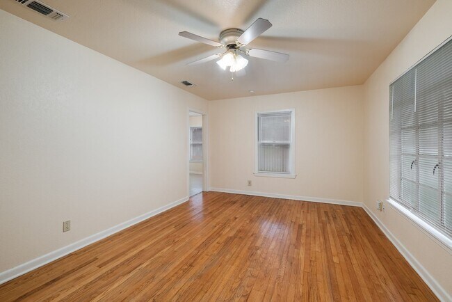 Building Photo - Rare Olmos Park Rental