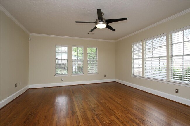 Building Photo - Beautifully updated 3BR/2BA Bungalow in de...