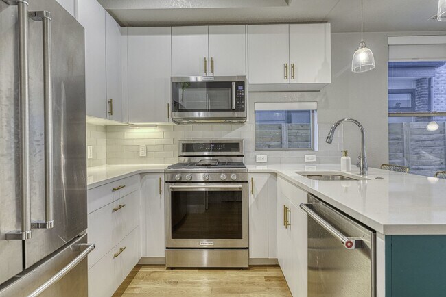 Building Photo - Newer Townhome next to Sloan's!