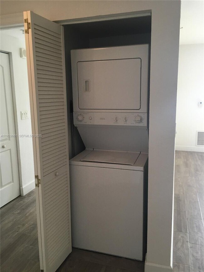 Building Photo - 1830 Radius Dr