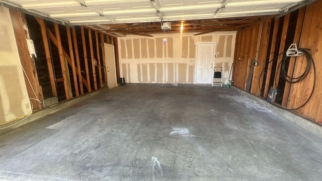 Building Photo - East Lancaster Home