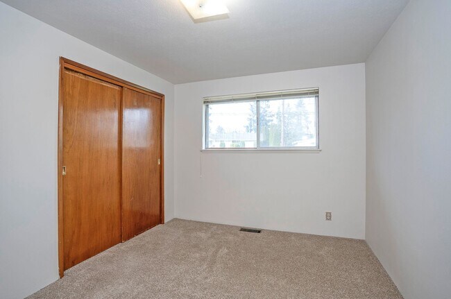 Building Photo - Spacious 4-Bedroom Home with Large Yard, Covered Patio & Garage in Lakewood