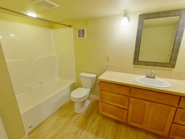 Building Photo - 962 NW Van Buren Ave