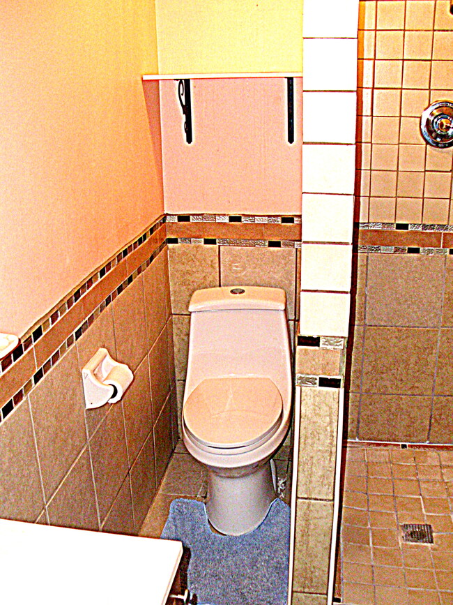 Toilet - 2177 Kings Mountain Dr NE